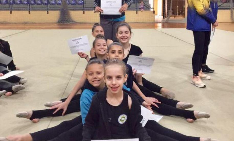 atletas 7 De 17 a 19 de maio, algumas atletas da Ginástica Rítmica do Colégio Estadual do Paraná (CEP) participaram de um curso de nível internacional, ministrado pela treinadora Ivanka Vidolova, da Bulgária, no Ginásio de Esporte e Lazer Max Rosenmann, em São José dos Pinhais na Região Metropolitana de Curitiba.