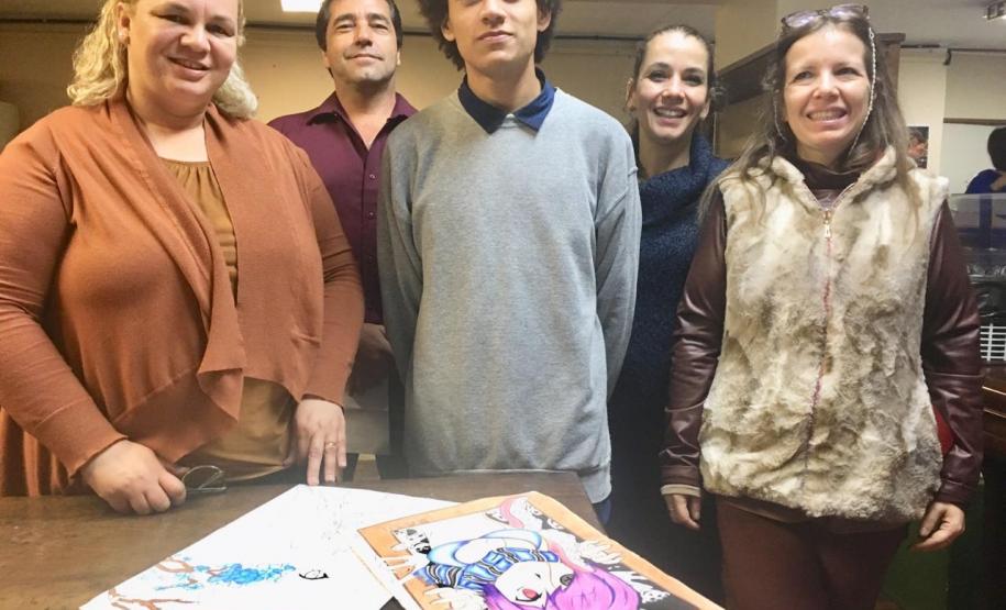 Com um sorriso largo e a passagem aérea na mão, o estudante Leonardo Almeida, 21 anos, está prestes a realizar um dos sonhos de sua vida: conhecer o Japão. Em agosto, ele viaja para a Terra do Sol Nascente, onde vai estudar língua e cultura pela Universidade de Estudos Estrangeiros de Tóquio.