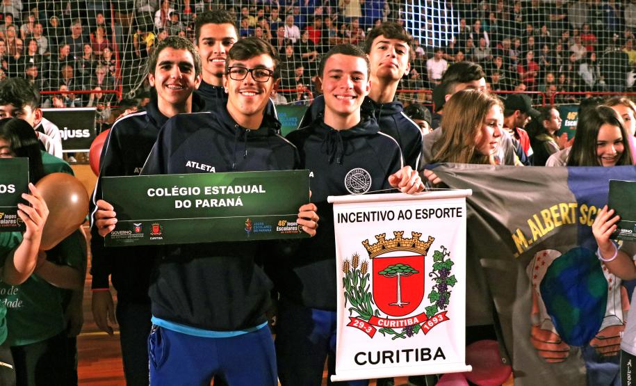 Os estudantes e os professores de Educação Física do Colégio Estadual do Paraná (CEP) participaram, na terça-feira (21), da cerimônia de abertura dos Jogos Escolares de Curitiba, realizada no Centro Esportivo da Praça Oswaldo Cruz, no Centro da capital.
