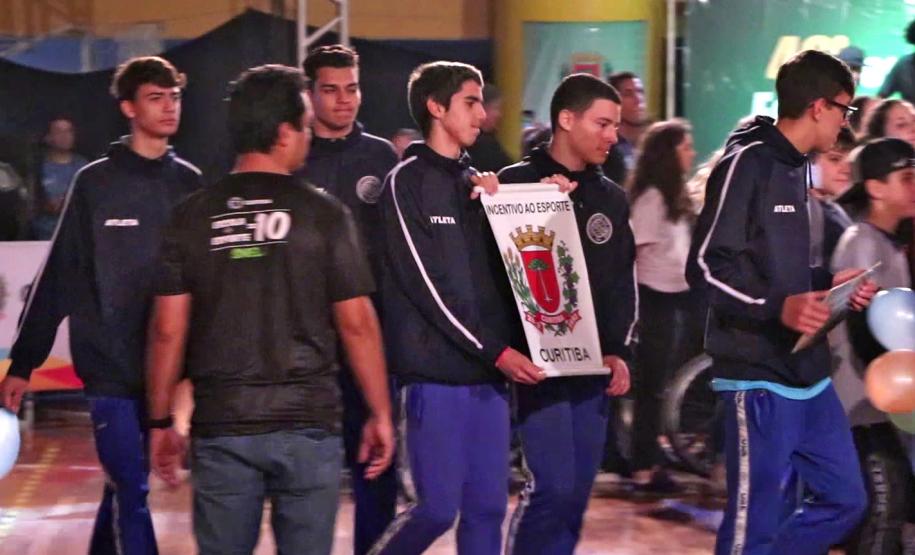 abertura 2 Os estudantes e os professores de Educação Física do Colégio Estadual do Paraná (CEP) participaram, na terça-feira (21), da cerimônia de abertura dos Jogos Escolares de Curitiba, realizada no Centro Esportivo da Praça Oswaldo Cruz, no Centro da capital.