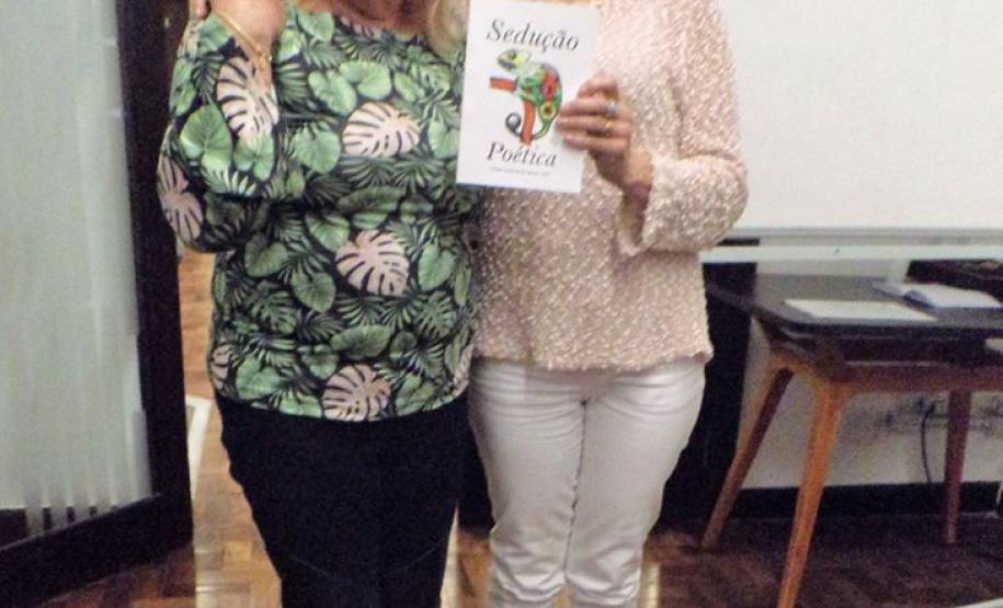 A professora Léa Lélia de Paiva, da disciplina de Língua Portuguesa no Colégio Estadual do Paraná (CEP), participou da Oficina Permanente de Poesia, promovida na Biblioteca Pública do Paraná, em abril.