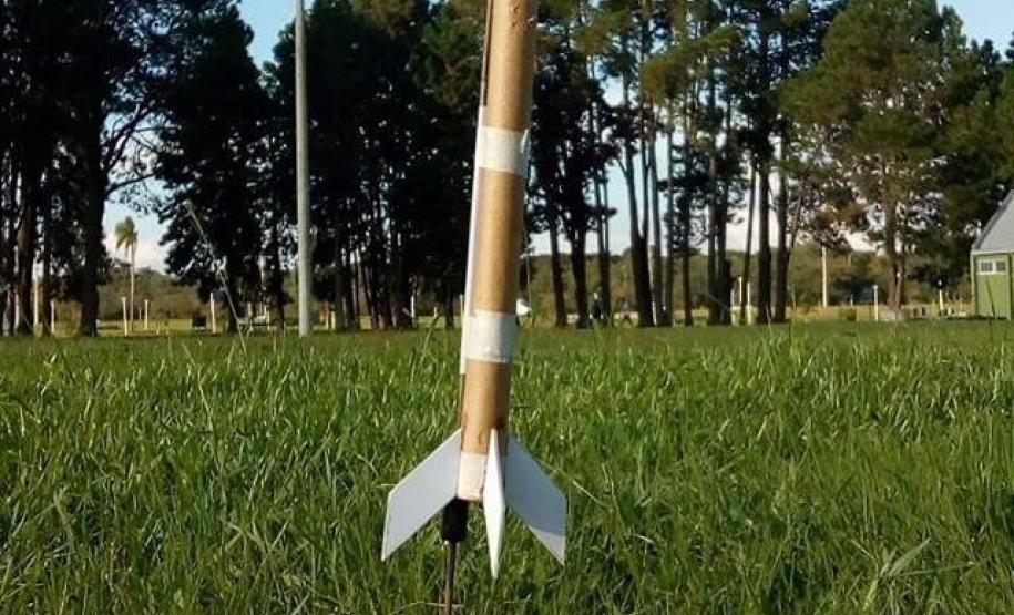 Os estudantes da equipe de Ciências Espaciais Equipo Longe Lateqve (CEELL) estão realizando demonstrações com minifoguetes para alunos e alunas das séries inicias das escolas municipais de Curitiba.