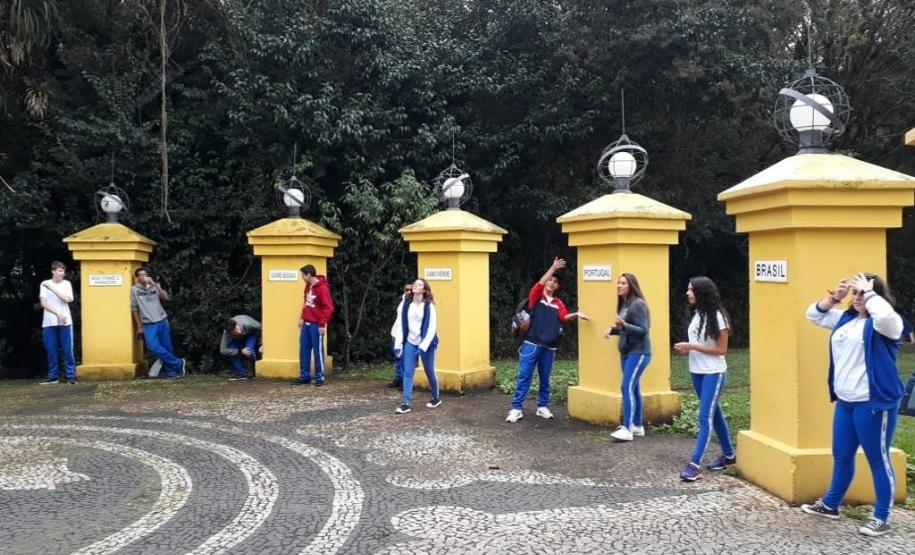 Poética 1 Estudantes foram sensibilizados pela linguagem poética no Bosque Portugal, no Jardim Social, onde desenvolveram atividades de leitura e declamação dos poemas encontrados ao longo da trilha do bosque.