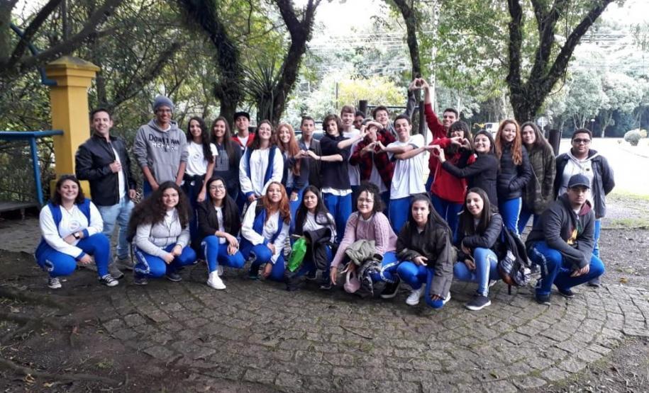 Poética 2 Estudantes foram sensibilizados pela linguagem poética no Bosque Portugal, no Jardim Social, onde desenvolveram atividades de leitura e declamação dos poemas encontrados ao longo da trilha do bosque.