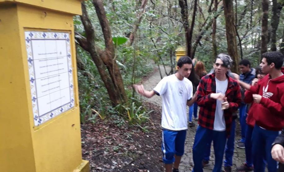 Poética 3 Estudantes foram sensibilizados pela linguagem poética no Bosque Portugal, no Jardim Social, onde desenvolveram atividades de leitura e declamação dos poemas encontrados ao longo da trilha do bosque.