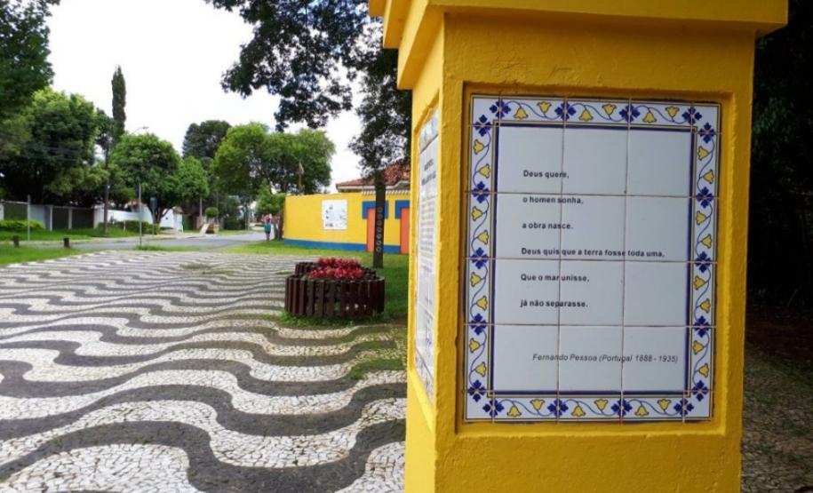 Poética 4 Estudantes foram sensibilizados pela linguagem poética no Bosque Portugal, no Jardim Social, onde desenvolveram atividades de leitura e declamação dos poemas encontrados ao longo da trilha do bosque.