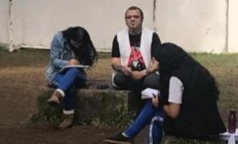 Poética 5 Nessa etapa, os estudantes foram sensibilizados pela linguagem poética no Bosque Portugal, no Jardim Social, onde desenvolveram atividades de leitura e declamação dos poemas encontrados ao longo da trilha do bosque.