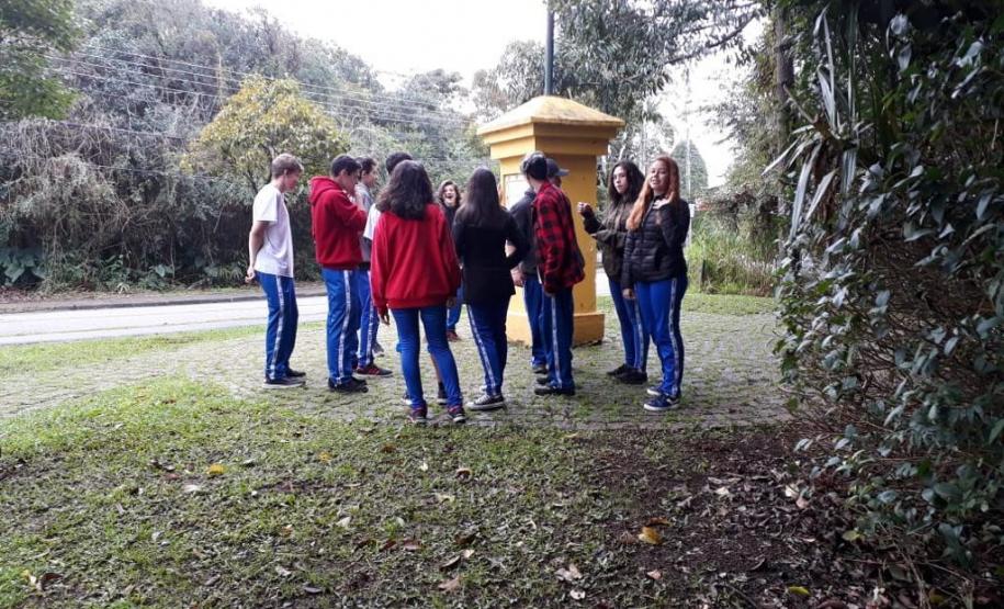 Poética 6 Nessa etapa, os estudantes foram sensibilizados pela linguagem poética no Bosque Portugal, no Jardim Social, onde desenvolveram atividades de leitura e declamação dos poemas encontrados ao longo da trilha do bosque.
