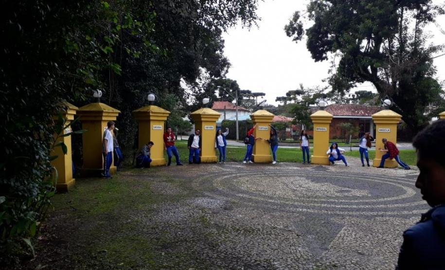 Poemas 7 Nessa etapa, os estudantes foram sensibilizados pela linguagem poética no Bosque Portugal, no Jardim Social, onde desenvolveram atividades de leitura e declamação dos poemas encontrados ao longo da trilha do bosque.