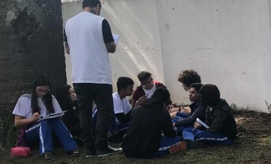 Poemas 8 Nessa etapa, os estudantes foram sensibilizados pela linguagem poética no Bosque Portugal, no Jardim Social, onde desenvolveram atividades de leitura e declamação dos poemas encontrados ao longo da trilha do bosque.