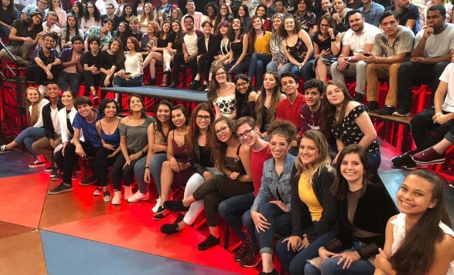 estudantes do curso de Teatro do Colégio Estadual do Paraná (CEP) apareceram para todo Brasil durante o programa “Altas Horas”, exibido pelo canal da Rede Globo de Televisão.
