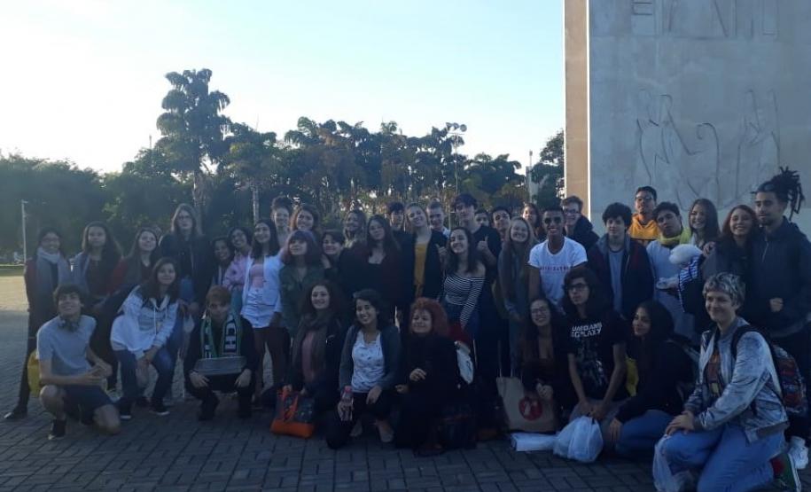 Os estudantes do curso de Teatro do Colégio Estadual do Paraná (CEP) apareceram para todo Brasil durante o programa “Altas Horas”, exibido pelo canal da Rede Globo de Televisão.