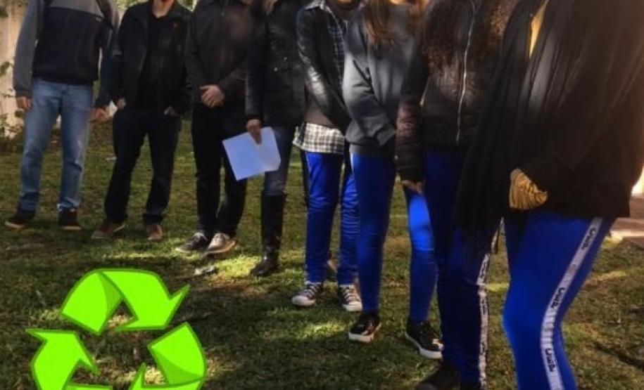 Nesta Semana do Meio Ambiente, um grupo de estudantes se reuniu, nesta terça-feira (2), com técnicos do Departamento Nacional de Infraestrutura Terrestre (DENIT), para avaliar o espaço onde será construída uma horta estudantil no Colégio Estadual Amâncio Moro (CEP-Amâncio), no Jardim Social.