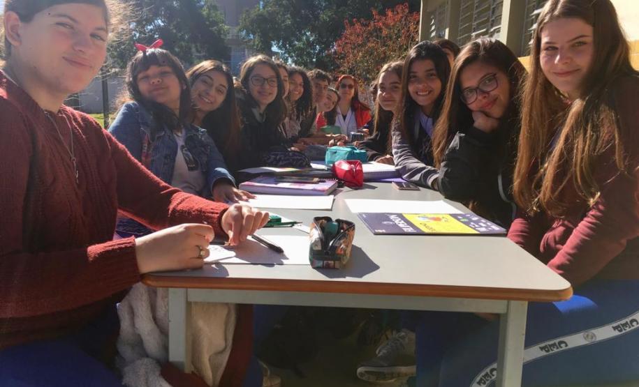 Para aproveitar o sol na manhã desta terça-feira (4), os estudantes no Colégio Amâncio Moro (CEP-Amâncio) se reuniram para atividades fora da sala de aula, em grupos organizados no pátio do Colégio, que fica no Jardim Social.