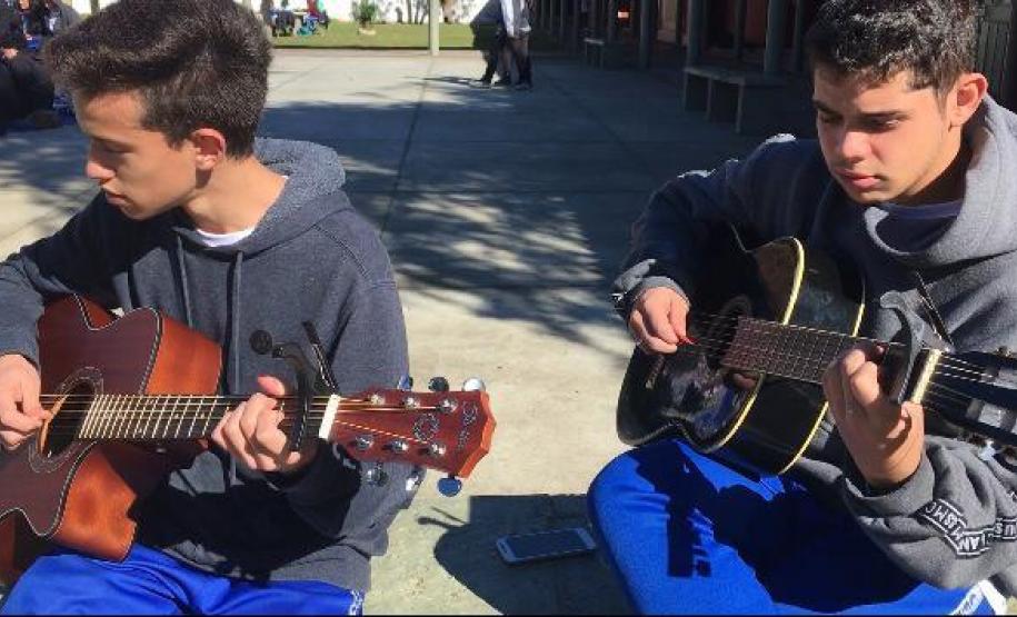 Para aproveitar o sol na manhã desta terça-feira (4), os estudantes no Colégio Amâncio Moro (CEP-Amâncio) se reuniram para atividades fora da sala de aula, em grupos organizados no pátio do Colégio, que fica no Jardim Social.