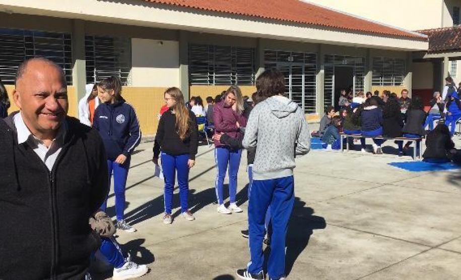Para aproveitar o sol na manhã desta terça-feira (4), os estudantes no Colégio Amâncio Moro (CEP-Amâncio) se reuniram para atividades fora da sala de aula, em grupos organizados no pátio do Colégio, que fica no Jardim Social.