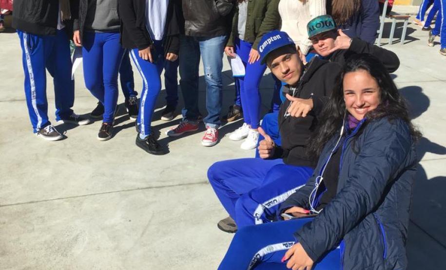 Para aproveitar o sol na manhã desta terça-feira (4), os estudantes no Colégio Amâncio Moro (CEP-Amâncio) se reuniram para atividades fora da sala de aula, em grupos organizados no pátio do Colégio, que fica no Jardim Social.
