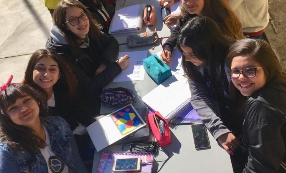 Para aproveitar o sol na manhã desta terça-feira (4), os estudantes no Colégio Amâncio Moro (CEP-Amâncio) se reuniram para atividades fora da sala de aula, em grupos organizados no pátio do Colégio, que fica no Jardim Social.