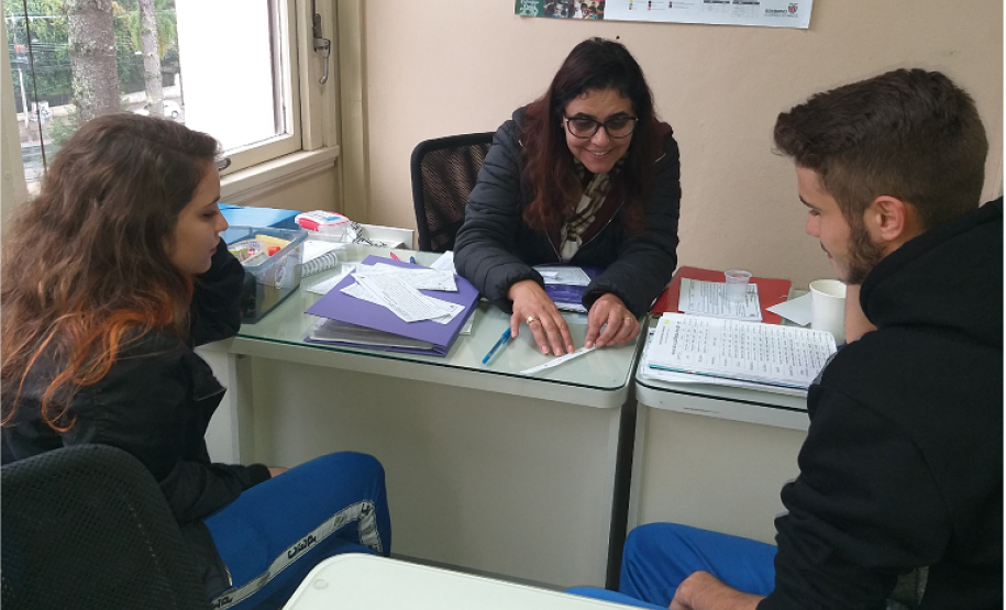 Pais, mães, responsáveis, direção, equipe pedagógica, professores e os próprios estudantes são responsáveis pelo acompanhamento escolar durante o ano letivo.