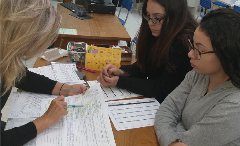Pais, mães, responsáveis, direção, equipe pedagógica, professores e os próprios estudantes são responsáveis pelo acompanhamento escolar durante o ano letivo.