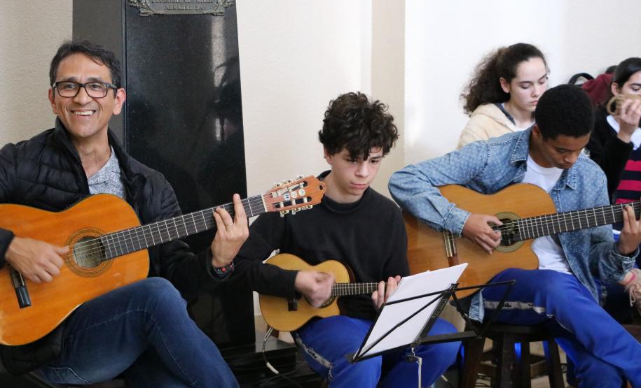 estudantes se reuniram, nesta terça-feira (11), no hall de entrada do prédio histórico do Colégio Estadual do Paraná (CEP-CEP) para cantar, dançar e tocar músicas em homenagem aos 62 anos da Escolinha, fundada em 6 de junho de 1957.