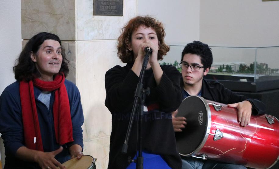 Estudantes se reuniram, nesta terça-feira (11), no hall de entrada do prédio histórico do Colégio Estadual do Paraná (CEP-CEP) para cantar, dançar e tocar músicas em homenagem aos 62 anos da Escolinha, fundada em 6 de junho de 1957.