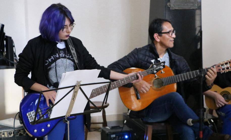 Estudantes se reuniram, nesta terça-feira (11), no hall de entrada do prédio histórico do Colégio Estadual do Paraná (CEP-CEP) para cantar, dançar e tocar músicas em homenagem aos 62 anos da Escolinha, fundada em 6 de junho de 1957.