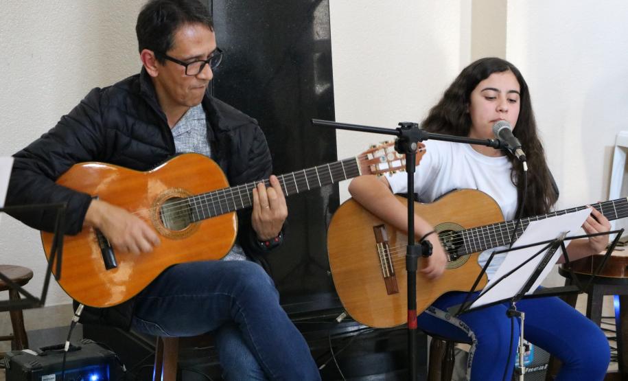 Estudantes se reuniram, nesta terça-feira (11), no hall de entrada do prédio histórico do Colégio Estadual do Paraná (CEP-CEP) para cantar, dançar e tocar músicas em homenagem aos 62 anos da Escolinha, fundada em 6 de junho de 1957.