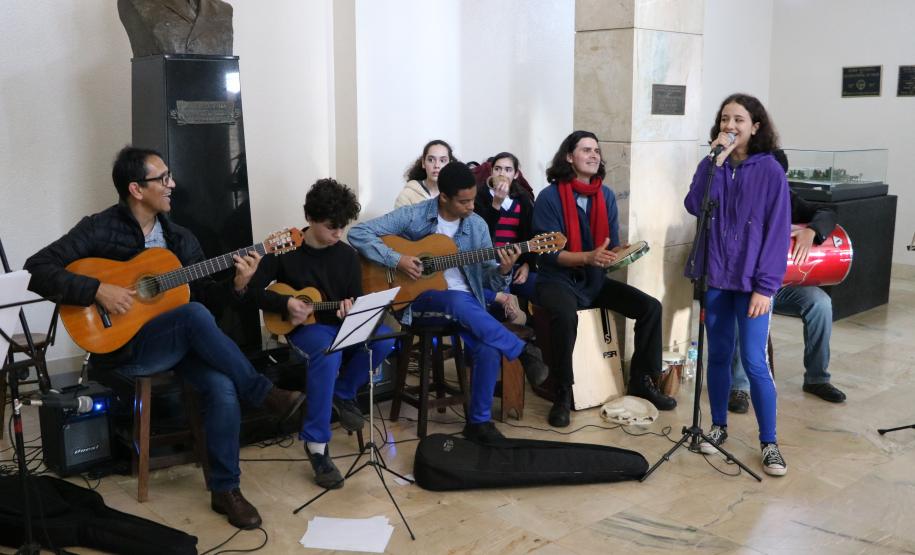 Estudantes se reuniram, nesta terça-feira (11), no hall de entrada do prédio histórico do Colégio Estadual do Paraná (CEP-CEP) para cantar, dançar e tocar músicas em homenagem aos 62 anos da Escolinha, fundada em 6 de junho de 1957.