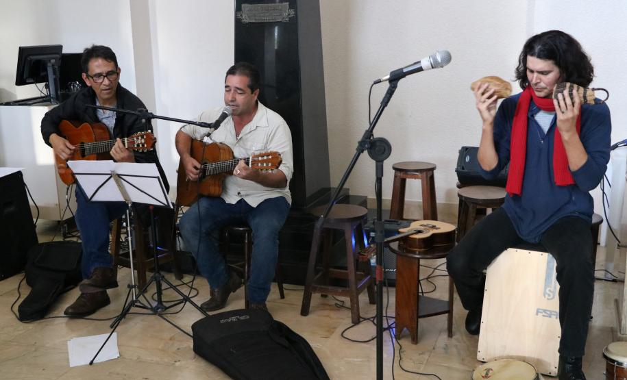 Estudantes se reuniram, nesta terça-feira (11), no hall de entrada do prédio histórico do Colégio Estadual do Paraná (CEP-CEP) para cantar, dançar e tocar músicas em homenagem aos 62 anos da Escolinha, fundada em 6 de junho de 1957.