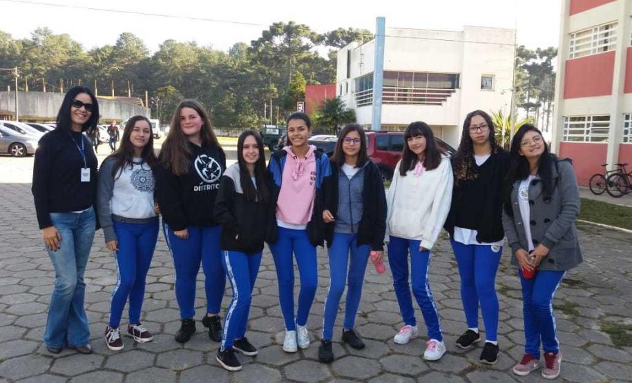 Estudantes formam equipes para participar de ações que aumentam a consciência sobre a necessidade de proteção dos recursos naturais do planeta.