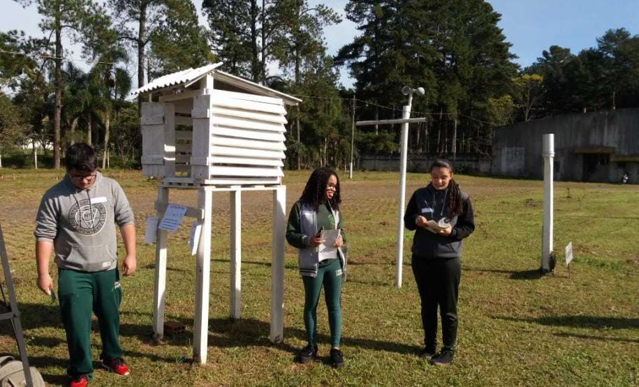 Estudantes formam equipes para participar de ações que aumentam a consciência sobre a necessidade de proteção dos recursos naturais do planeta.
