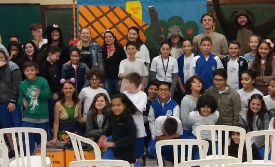 Estudantes formam equipes para participar de ações que aumentam a consciência sobre a necessidade de proteção dos recursos naturais do planeta.