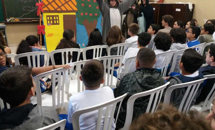 Estudantes formam equipes para participar de ações que aumentam a consciência sobre a necessidade de proteção dos recursos naturais do planeta.