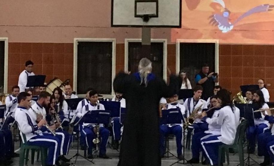 Comemorando 60 anos, a Banda Sinfônica Bento Mossurunga do Colégio Estadual do Paraná se apresenta com o espetáculo “Paraná em Concerto” no Guairinha, nesta quinta-feira (13). A audição conta com a participação de diversos artistas paranaenses.