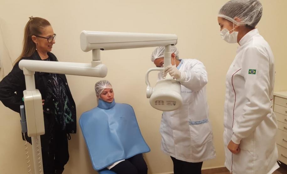 Os estudantes dos cursos técnicos em Saúde Bucal e de Prótese Dentária do Colégio Estadual do Paraná (CEP) estão participando de aulas práticas no laboratório da Escola de Saúde Pública, da Secretaria de Saúde do Estado do Paraná.