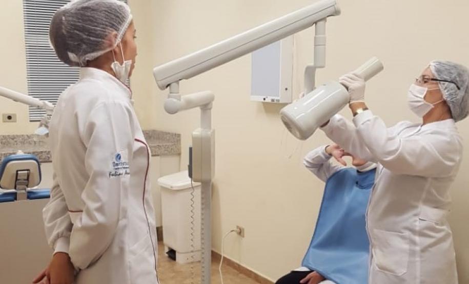 Os estudantes dos cursos técnicos em Saúde Bucal e de Prótese Dentária do Colégio Estadual do Paraná (CEP) estão participando de aulas práticas no laboratório da Escola de Saúde Pública, da Secretaria de Saúde do Estado do Paraná.