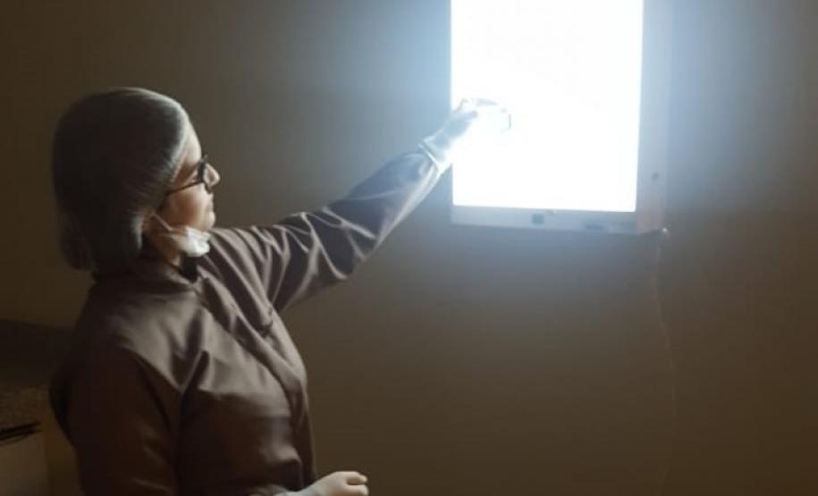 Os estudantes dos cursos técnicos em Saúde Bucal e de Prótese Dentária do Colégio Estadual do Paraná (CEP) estão participando de aulas práticas no laboratório da Escola de Saúde Pública, da Secretaria de Saúde do Estado do Paraná.