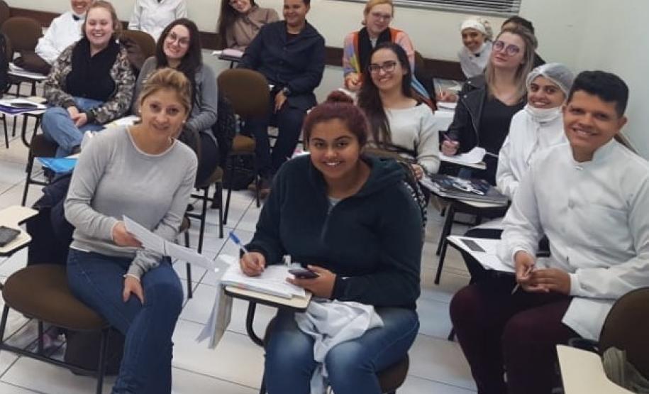 Os estudantes dos cursos técnicos em Saúde Bucal e de Prótese Dentária do Colégio Estadual do Paraná (CEP) estão participando de aulas práticas no laboratório da Escola de Saúde Pública, da Secretaria de Saúde do Estado do Paraná.
