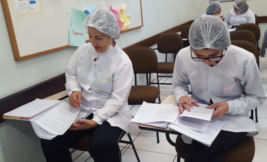Os estudantes dos cursos técnicos em Saúde Bucal e de Prótese Dentária do Colégio Estadual do Paraná (CEP) estão participando de aulas práticas no laboratório da Escola de Saúde Pública, da Secretaria de Saúde do Estado do Paraná.
