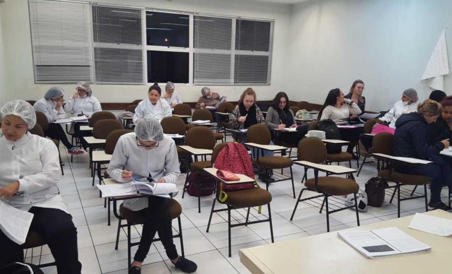 Os estudantes dos cursos técnicos em Saúde Bucal e de Prótese Dentária do Colégio Estadual do Paraná (CEP) estão participando de aulas práticas no laboratório da Escola de Saúde Pública, da Secretaria de Saúde do Estado do Paraná.
