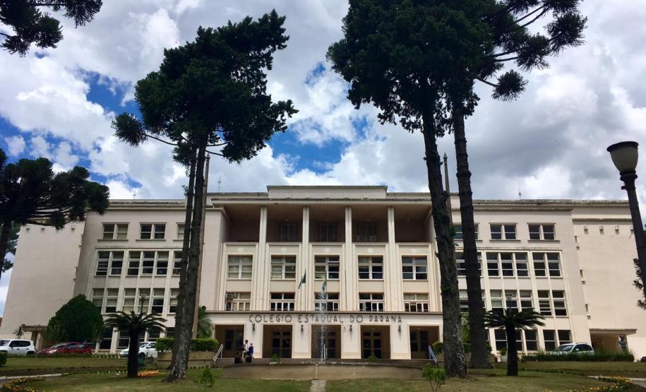foto O Colégio Estadual do Paraná (CEP) abre, na próxima segunda-feira (24), as inscrições para 385 vagas aos cursos técnicos profissionalizantes ofertados na modalidade subsequente (para quem já concluiu o Ensino Médio). A inscrição vai até quarta-feira (26) e deve ser realizada na Secretaria do Colégio.