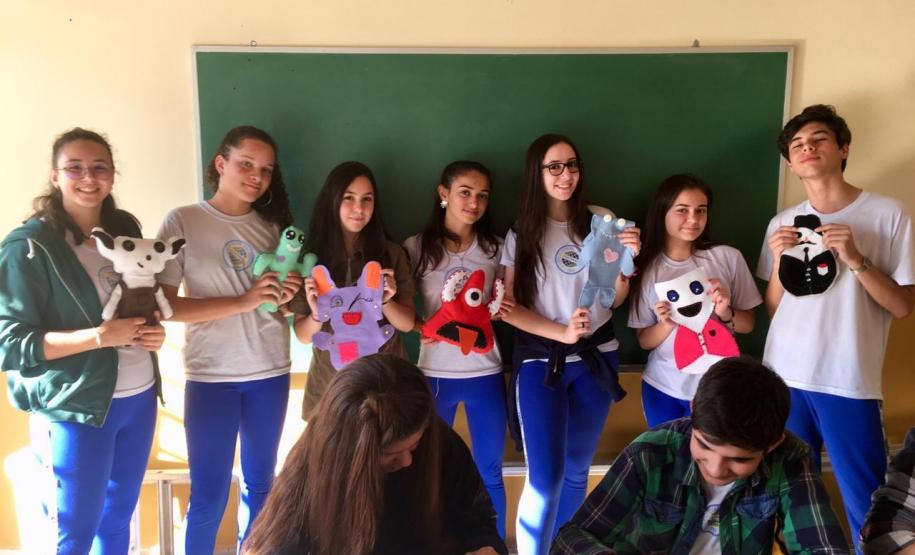 toy 1 Os estudantes dos 1° anos do Ensino Médio acabaram de montar uma exposição de “Toy Art” (brinquedos de arte) no Colégio Estadual Amâncio Moro (CEP-Amâncio). Eles concluíram a fabricação de quase 100 bonecos.