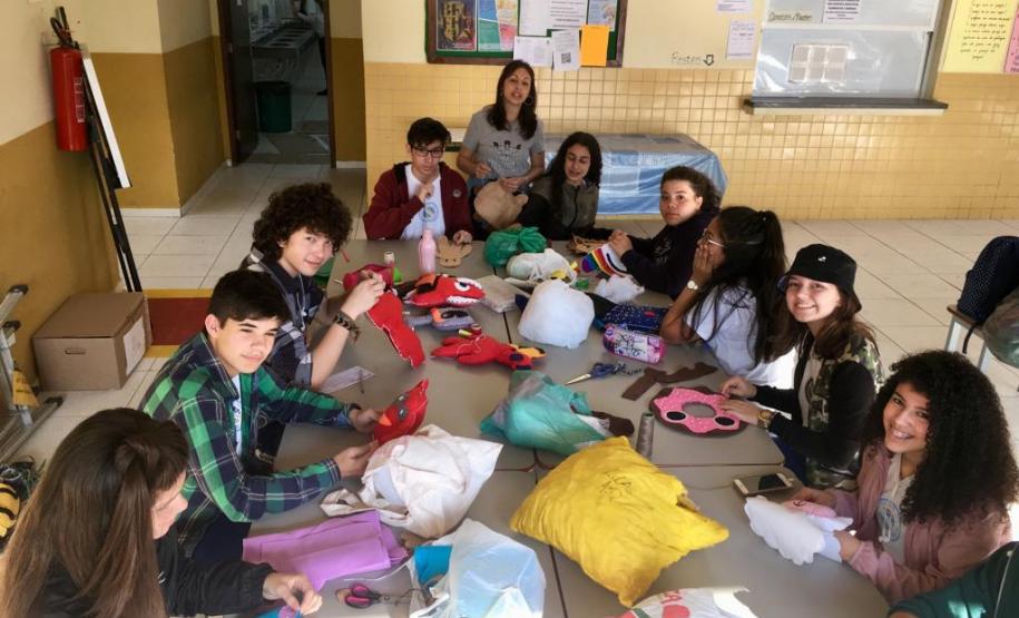 toy 2 Os estudantes dos 1° anos do Ensino Médio acabaram de montar uma exposição de “Toy Art” (brinquedos de arte) no Colégio Estadual Amâncio Moro (CEP-Amâncio). Eles concluíram a fabricação de quase 100 bonecos.