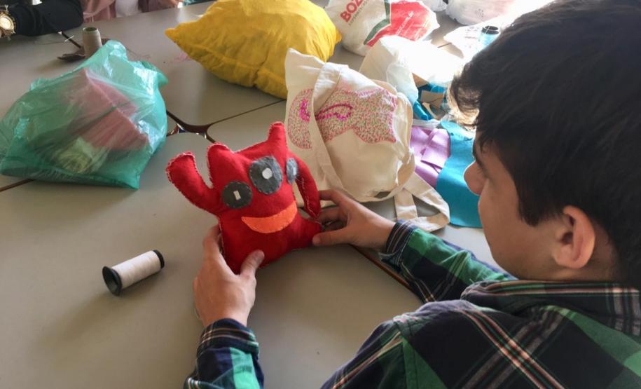 toy 3 Os estudantes dos 1° anos do Ensino Médio acabaram de montar uma exposição de “Toy Art” (brinquedos de arte) no Colégio Estadual Amâncio Moro (CEP-Amâncio). Eles concluíram a fabricação de quase 100 bonecos.