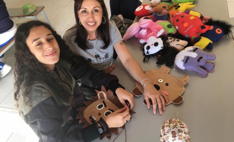 toy 4 Os estudantes dos 1° anos do Ensino Médio acabaram de montar uma exposição de “Toy Art” (brinquedos de arte) no Colégio Estadual Amâncio Moro (CEP-Amâncio). Eles concluíram a fabricação de quase 100 bonecos.