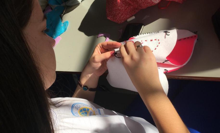 toy 5 Os estudantes dos 1° anos do Ensino Médio acabaram de montar uma exposição de “Toy Art” (brinquedos de arte) no Colégio Estadual Amâncio Moro (CEP-Amâncio). Eles concluíram a fabricação de quase 100 bonecos.