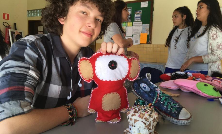 toy 6 Os estudantes dos 1° anos do Ensino Médio acabaram de montar uma exposição de “Toy Art” (brinquedos de arte) no Colégio Estadual Amâncio Moro (CEP-Amâncio). Eles concluíram a fabricação de quase 100 bonecos.