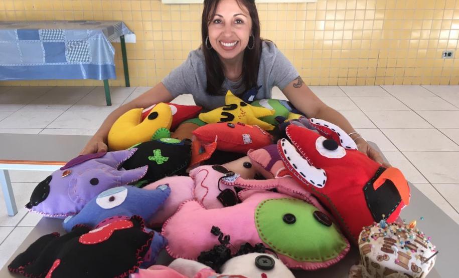 toy 7 Os estudantes dos 1° anos do Ensino Médio acabaram de montar uma exposição de “Toy Art” (brinquedos de arte) no Colégio Estadual Amâncio Moro (CEP-Amâncio). Eles concluíram a fabricação de quase 100 bonecos.