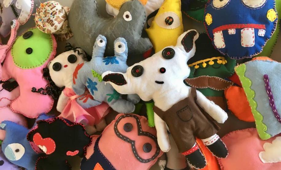 toy 8 Os estudantes dos 1° anos do Ensino Médio acabaram de montar uma exposição de “Toy Art” (brinquedos de arte) no Colégio Estadual Amâncio Moro (CEP-Amâncio). Eles concluíram a fabricação de quase 100 bonecos.